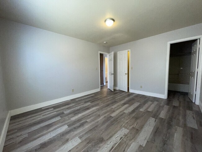 Building Photo - 2 bed 2 bath central location.
