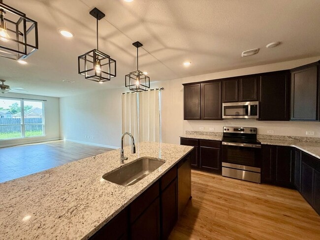 Building Photo - Modern 3 Bed, 2 Bath + Office