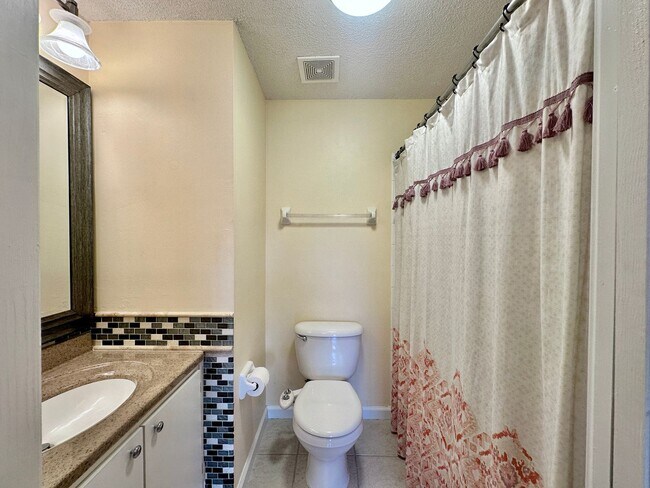 Building Photo - Charming 1-Bedroom Loft-Style Condo in The...