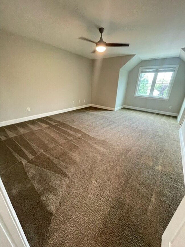Building Photo - ***** READY TO MOVE IN *****