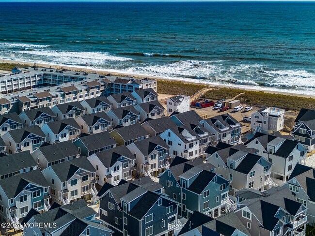 Building Photo - 19 Cummins St