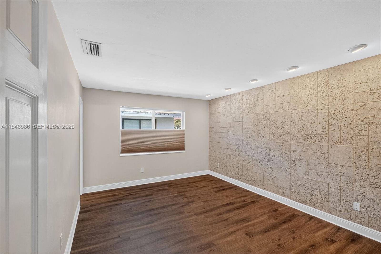 Building Photo - 539 Menendez Ave