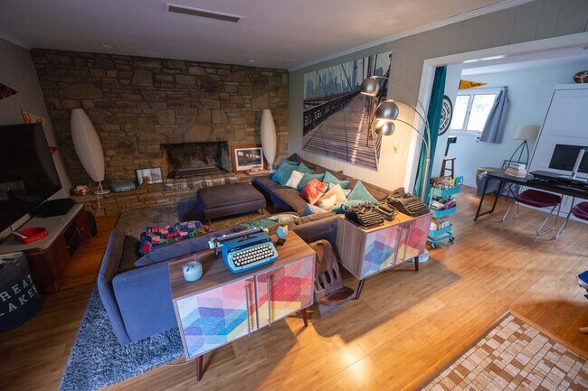 Building Photo - Short Term Rental Family Home