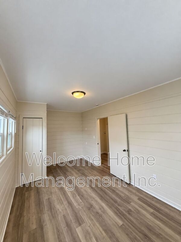 Building Photo - 477 Grove Way