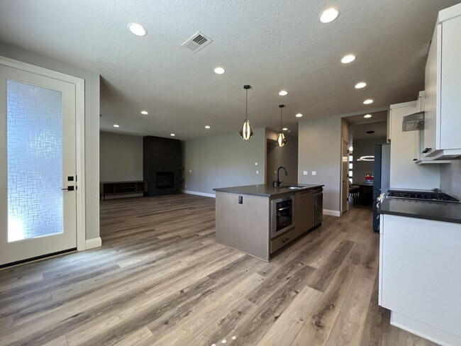Building Photo - Elegant South Cooper Mountain Home with 4 Bedrooms, Bonus Room, Main-Level Suite & Designer Finishes
