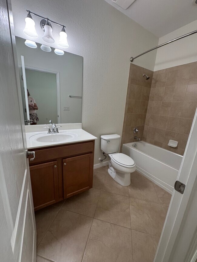 Guest 4 Bathroom ensuilte - 10510 Yorkstone Dr