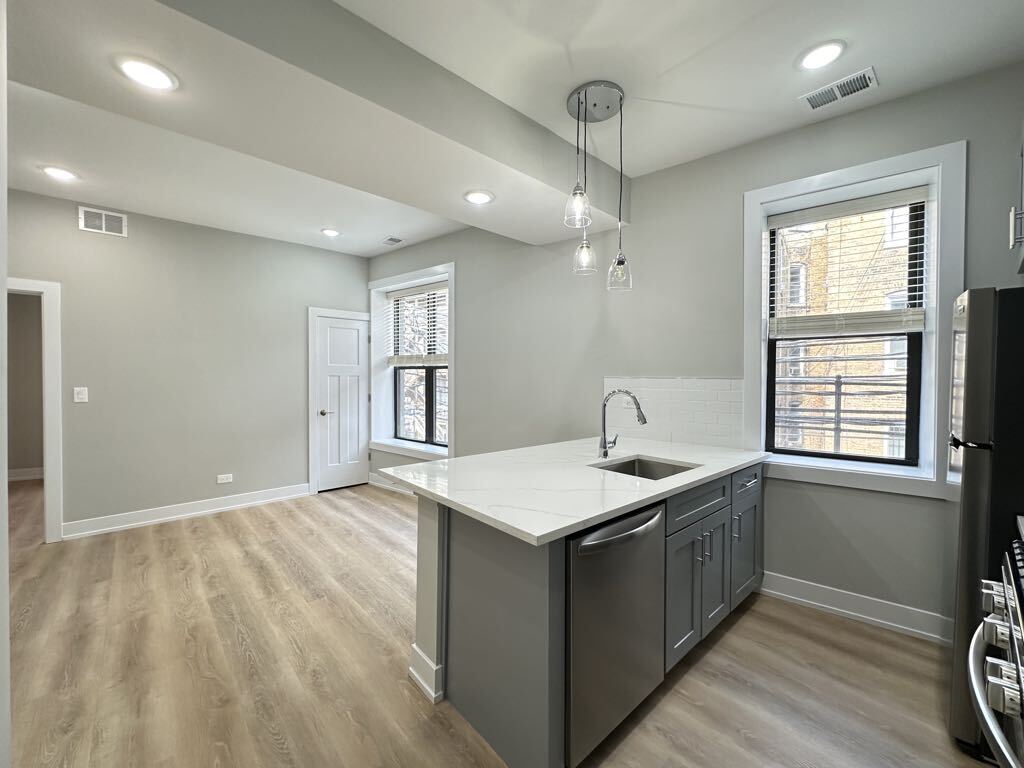 Building Photo - 437 W Belden Ave