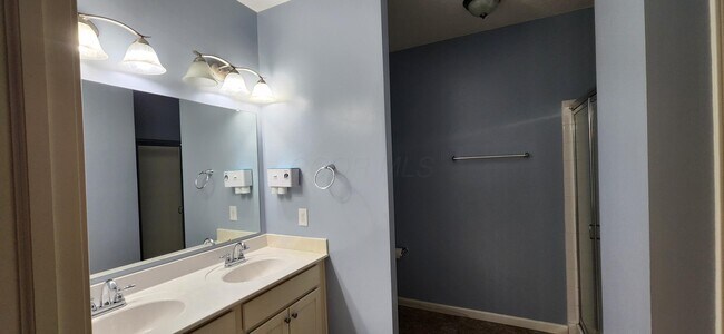 Building Photo - 590 Redwood Ln