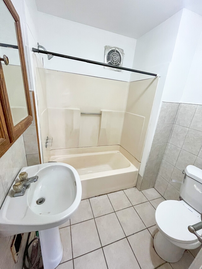 Building Photo - 512 Stone St