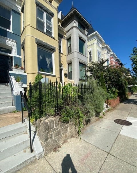 Primary Photo - Private room in 3 bedroom Washington Apart...