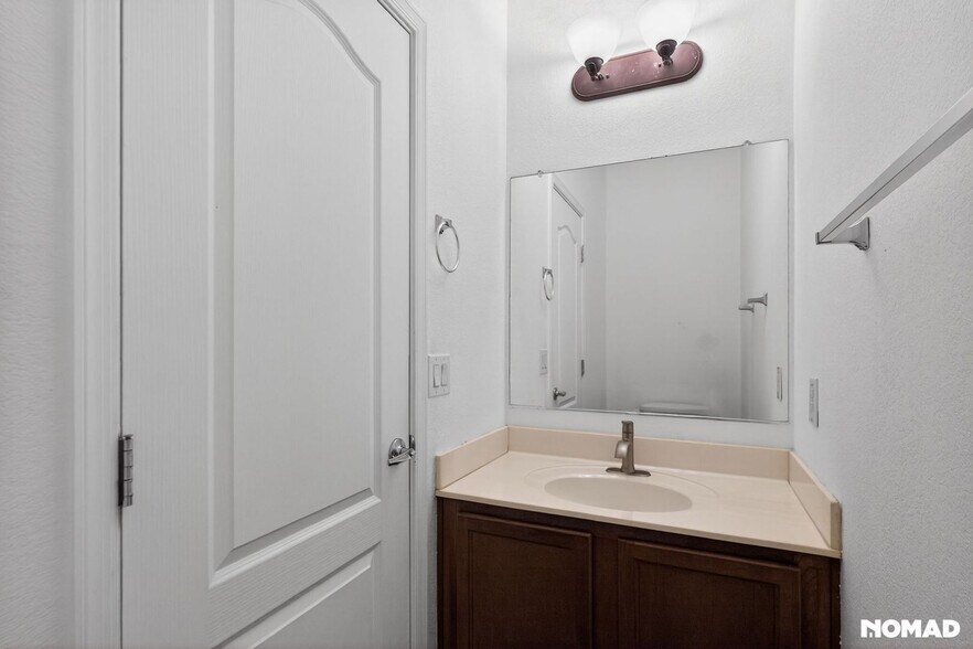 Building Photo - 2725 E Mine Creek Rd