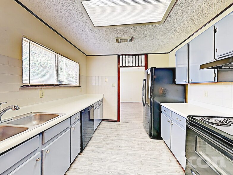 Building Photo - 8015 Chestnut Barr Dr