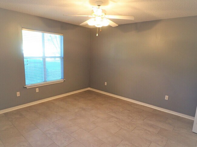 Building Photo - Home in Glenlakes Subdivision!