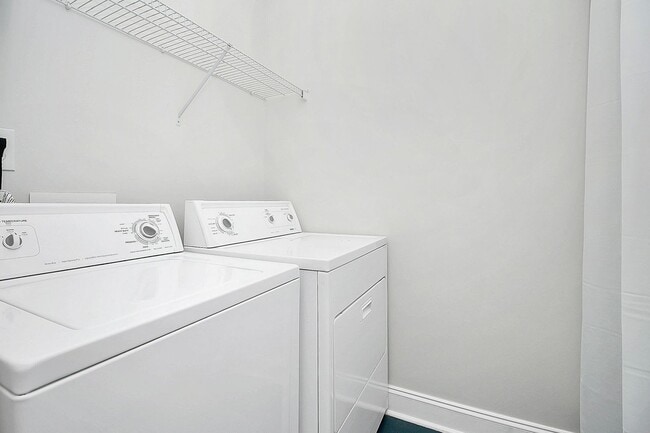 Building Photo - Beautiful 1-Bedroom Corner Unit - Just minutes from Uptown Charlotte!