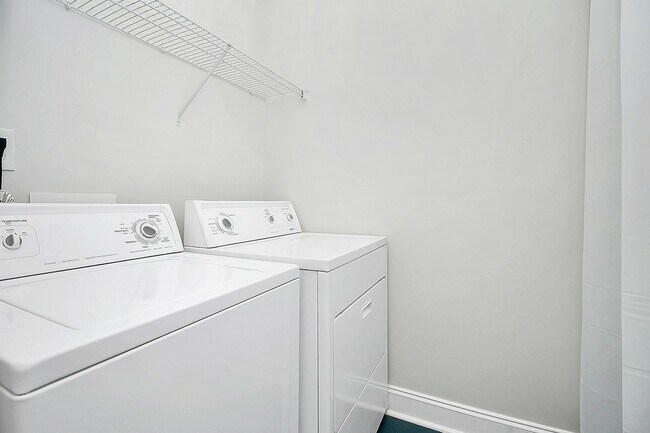 Building Photo - One -bedroom 5 mins from uptown Charlotte!...