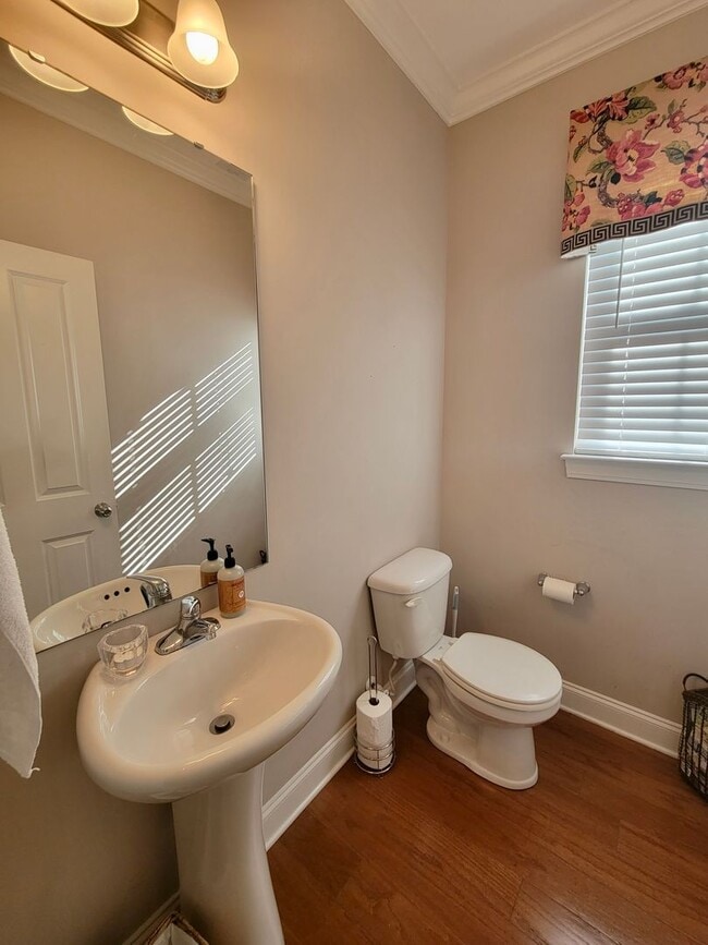 Building Photo - Lovely 3 bedroom, 3.5 bath home in Nellief...