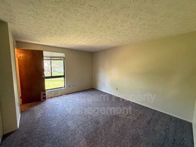 Building Photo - 2421 Bentree Ct