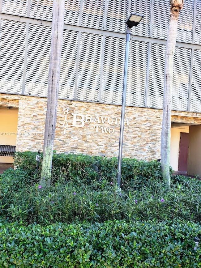 Building Photo - 3101 N Country Club Dr