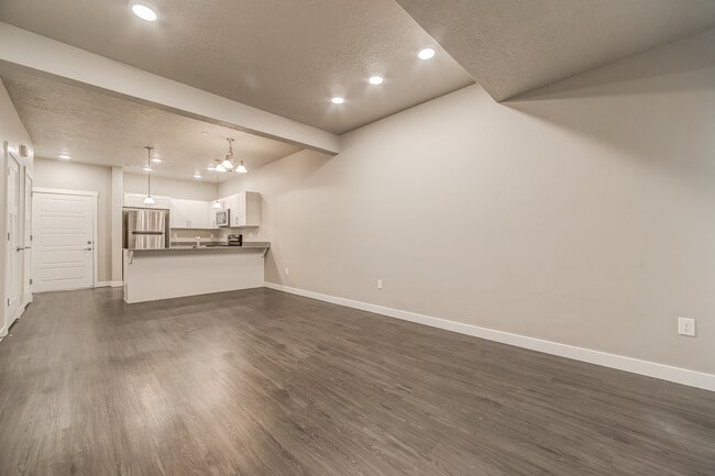 Building Photo - 614 E 230 N