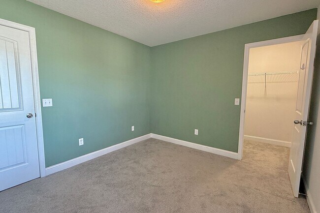 Building Photo - AVAILABLE NOW! (Pet Friendly)