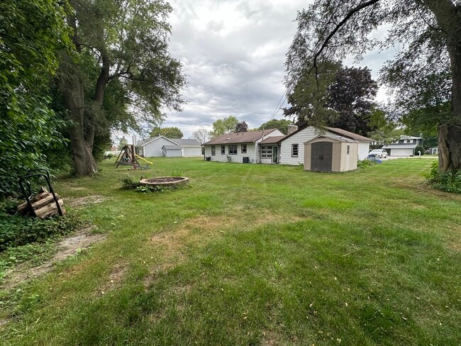 Building Photo - 375 Parklawn Dr