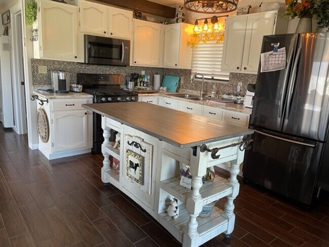 Building Photo - 2 BEDROOM 2 BATH+ LOFT - 1 ACRE - UNFURNISHED or FURNISHED