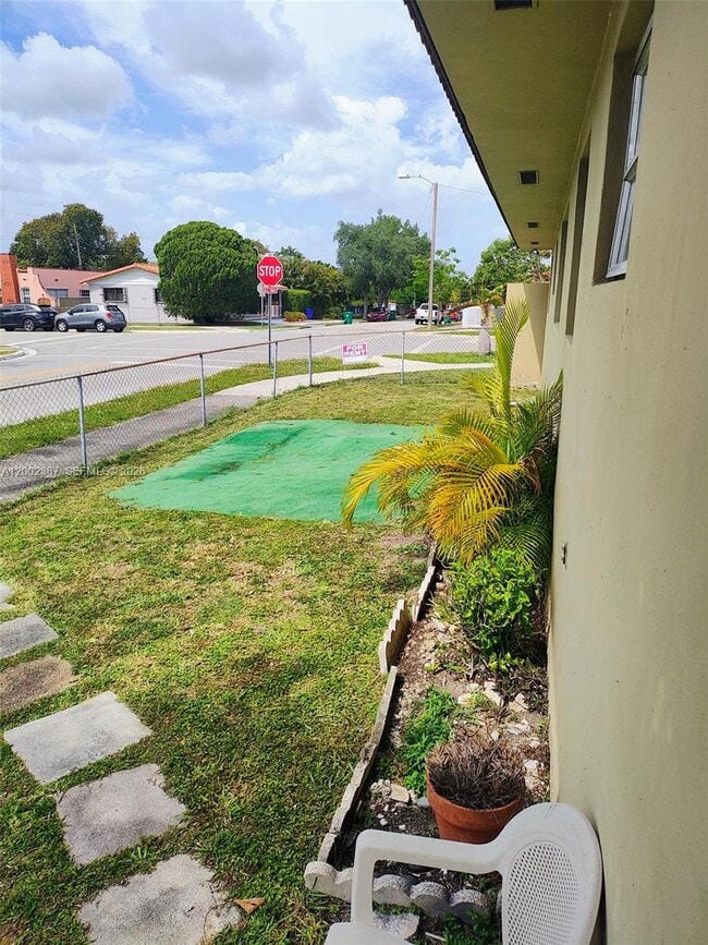 Building Photo - 525 SW 56th Ave