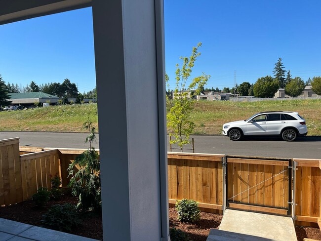 Building Photo - Beautiful, Newer Townhome!  Walking distance to many amenities.