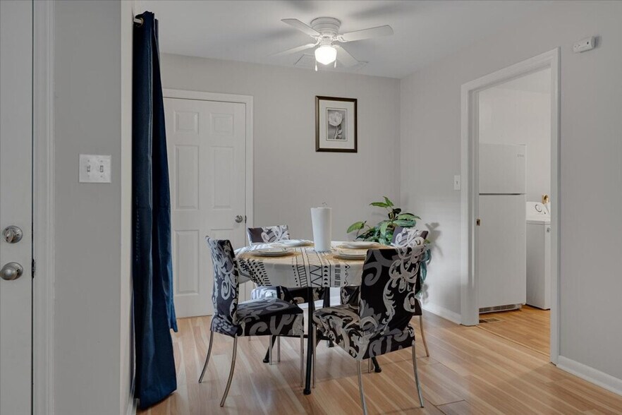 Building Photo - 803 W Markham Ave