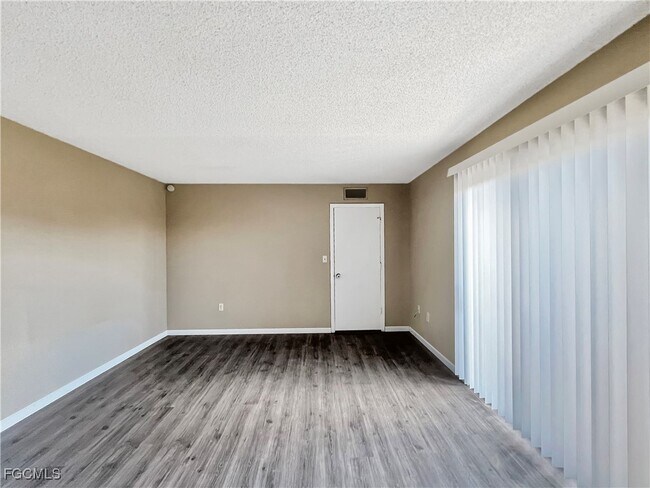 Building Photo - 5241 Cedarbend Dr
