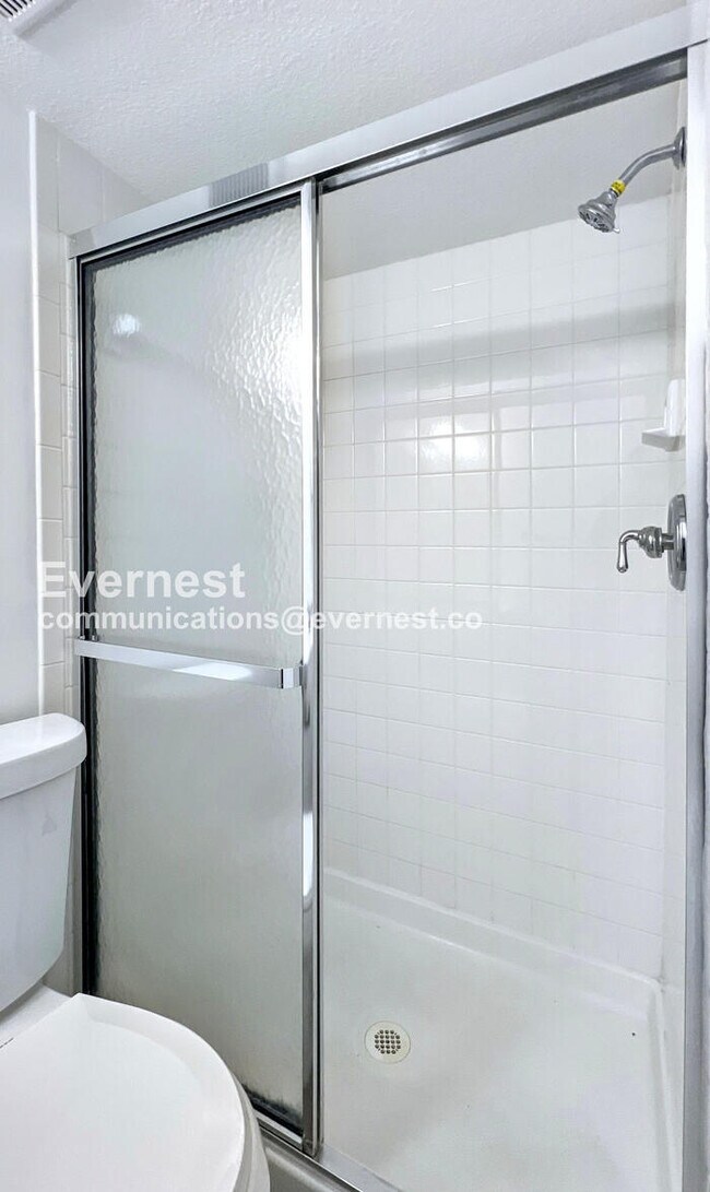 Building Photo - 928 SE 12 Terrace