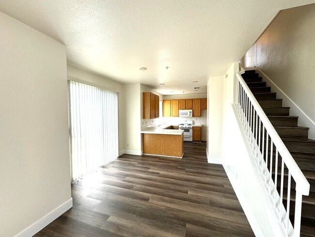 Building Photo - Beautiful 3 Bedrooms, 2.5 Baths Single Family Home with Golf Course Views For Lease