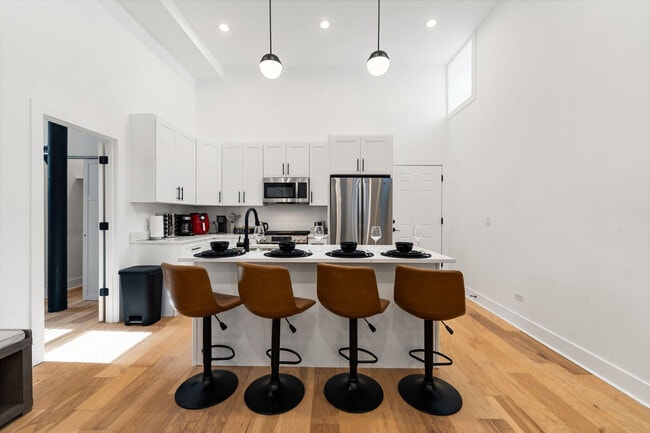 Building Photo - 1941 W Augusta Blvd