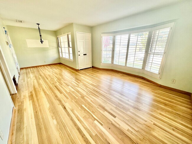 Building Photo - 3 Bedroom 2 Bathroom Lakewood House with Private Backyard down the street from Lakewood High School