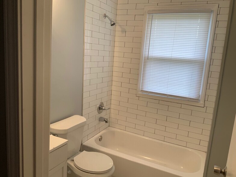 Building Photo - 1545 Oakwood St