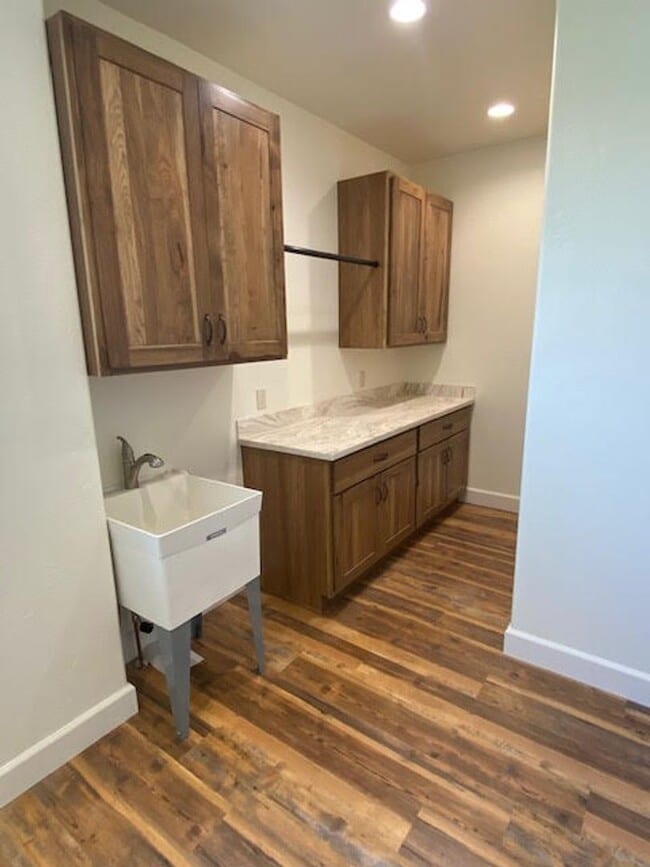 Building Photo - Beautifully Designed 3 Bed Home