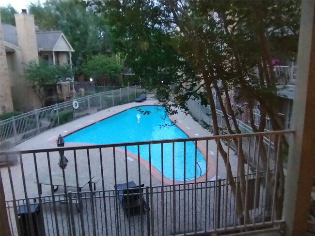 Building Photo - 11201 Lynbrook Dr