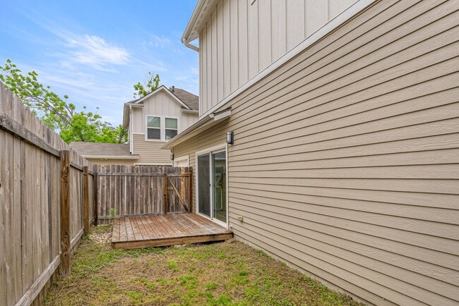 Building Photo - Beautiful 2 bedroom, 1.5 bathroom home in East Austin!!!