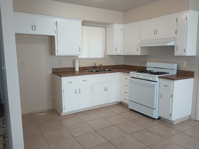 Primary Photo - 1024 S Anacapa Ave