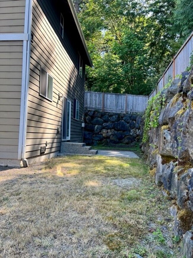 Building Photo - 3 bdrm 2.5 bth house
