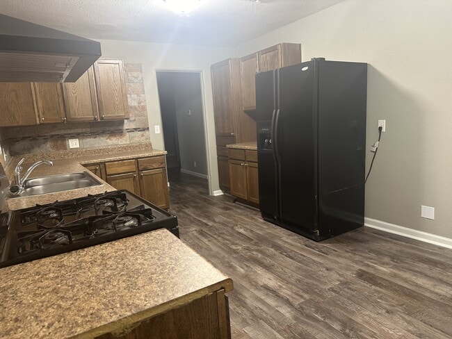 Building Photo - 602 Sara St