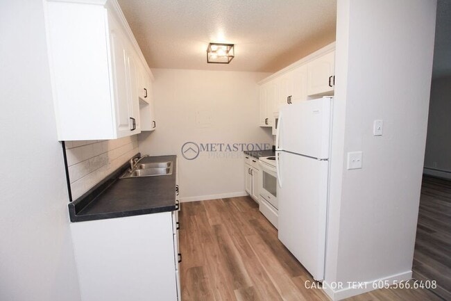 Building Photo - 308 S Lewis Ave