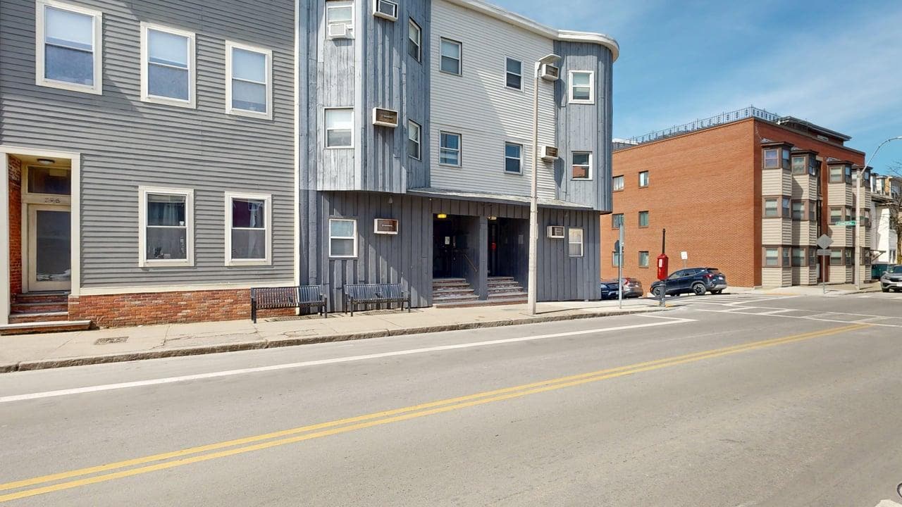 Building Photo - 298 Meridian St