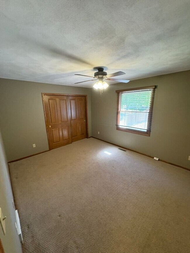 Building Photo - Single Family Home in Germantown Hills with Pool 3 BR / 4BA