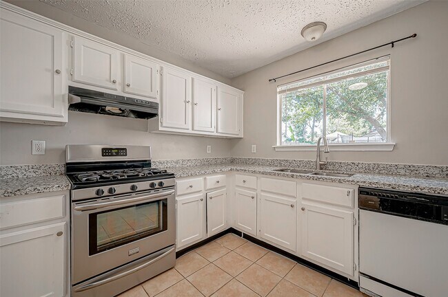 Building Photo - 7111 Village Lake Dr