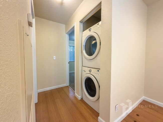 Building Photo - Gated Community, 3 Bed Condo!