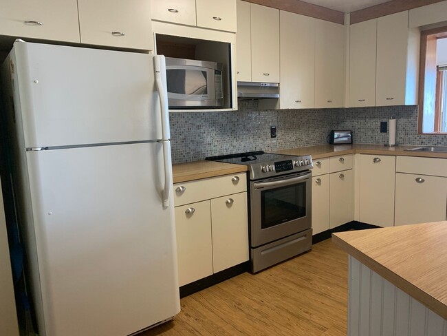 Building Photo - 3 Bedroom 2 Bath Home in Point Harbor Avai...