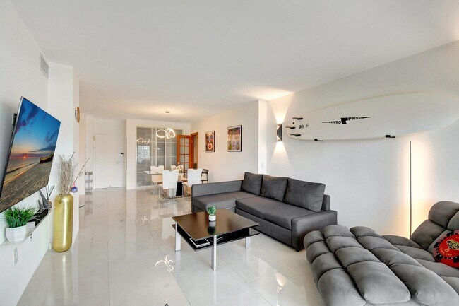 Building Photo - 300 Bayview Dr