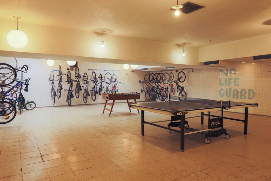 Building Photo - 448 W Barry Ave