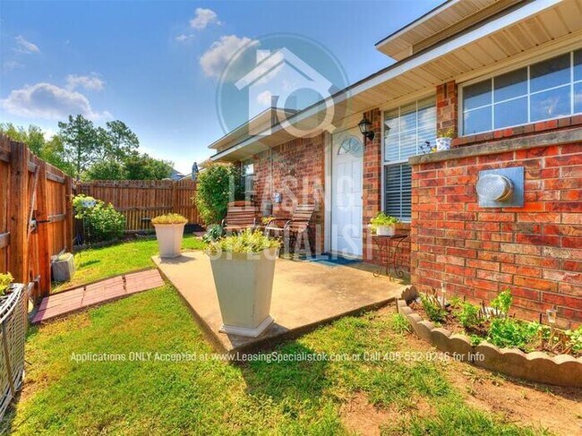 Building Photo - Stunning West Norman 3 Bed 2 Bath Townhome!